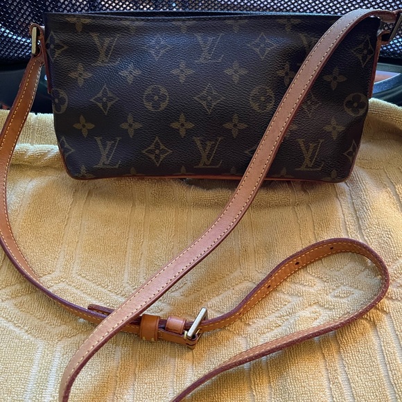 Authentic Vintage LV Trotter Crossbody - Picture 2 of 16